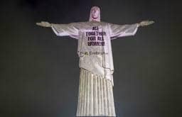 Cristo Redentor iluminado en una campaña contra el femicidio