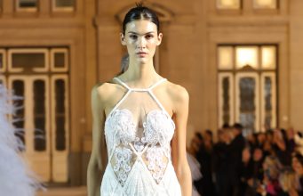 Poesía, alta costura y femineidad en el desfile de Claudia Arce