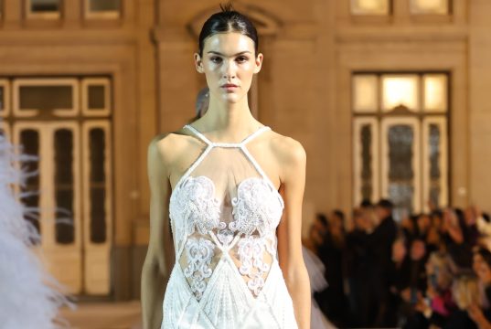 Poesía, alta costura y femineidad en el desfile de Claudia Arce