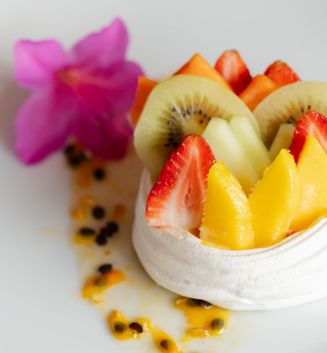 Pavlova de frutas tropicales